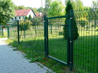  Сетчатый забор на участке в Евпатории